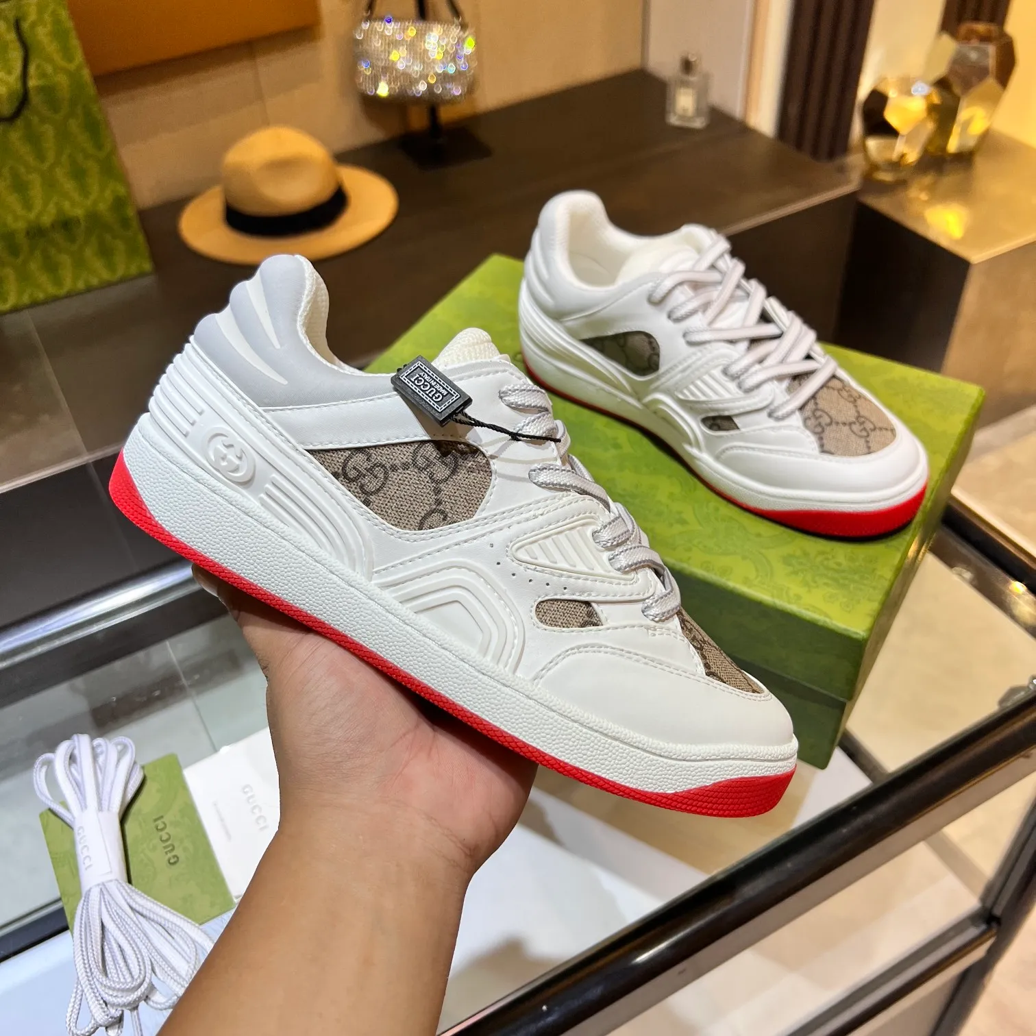 👟👟Ex-factory price 600👟👟 Men's size +10 high version, the top version of 2022 Gucci low-top sneakers! The new colors are reproduced one to one. New style for early spring, creating a perfect style💣💣💣street style🔥🔥🔥cool and trendy C-level fashionable outfit with a retro and futuristic feel🌹🌹🌹classic boot shape + British color-blocking design, super eye-catching. Various leather splicing, original reverse mold last type, imported high-end knitting needles showing exquisite texture! Open mold to customize high-density TPU outsole. 15 colors come out first. Size: Female 35-41 Male 39-46